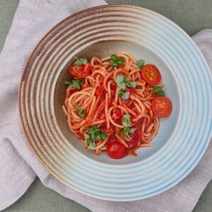 Спагетти Арабьята с томатным соусом и перцем чили 