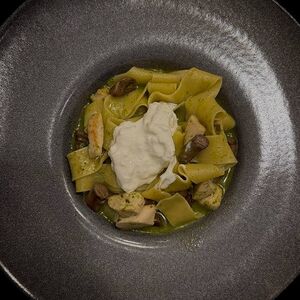 Паппарделле, куриное филе, грибы, соус песто, страчателла