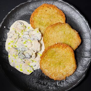 Драники с курочкой и грибами в сливочном соусе