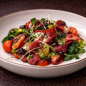 Салат с вяленой уткой, страчателлой и соусом шисо-чернослив