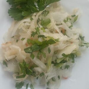 Салат из квашеной капусты по-домашнему