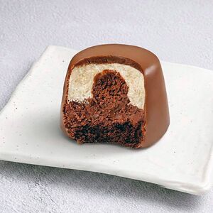 Шоколадная бомба с хрустящей сердцевиной из фундучного пралине