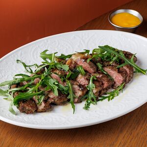 Стейк стриплоин с голландским соусом