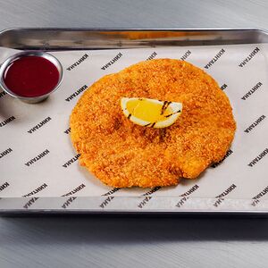 Шницель из куриного филе с малиновым соусом