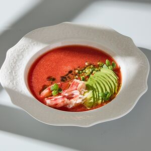 Гаспачо с крабом, хрустящими овощами и авокадо