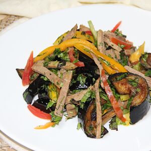 Հորթի մսով և բանջարեղենով աղցան