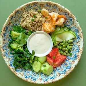 Салат с киноа и креветками
