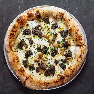 Пицца со сморчками и сыром Таледжио