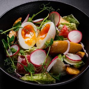 Салат по-деревенски с картофельными дольками