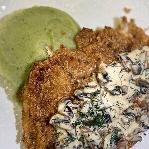 Куриный шницель с грибным соусом, картофельным пюре с песто