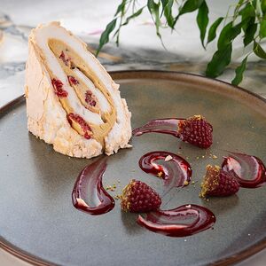 Меренговый рулет со свежей малиной и фисташками