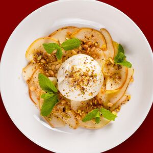 Запеченная груша с бурратой и медом