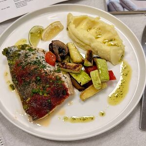 Филе дорадо, томленное в Просекко, с овощами и соусом Лугано