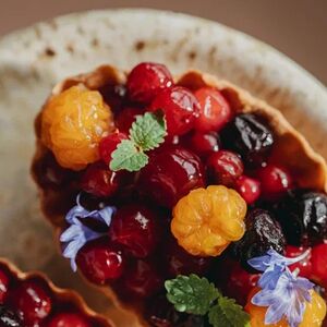 Тарталетки с ягодами и кремом из топленого молока