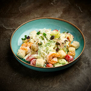 Цезарь с креветками и гренками бриошь