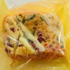 Булочка с ветчиной и мясной стружкой 