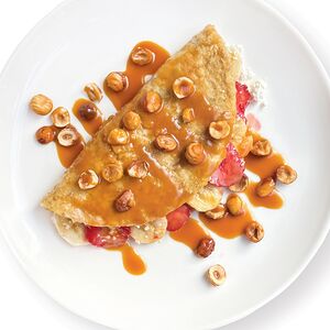 Овсяноблин с творогом, бананом и клубникой, под карамельным соусом (230 г)