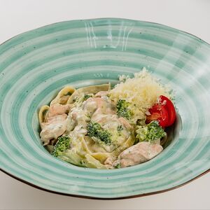 Фетучини с лососем и брокколи 