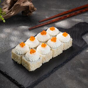 Ролл с креветкой и красной икрой