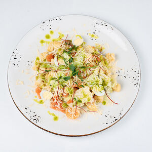 Цезарь с красной рыбой пряного посола