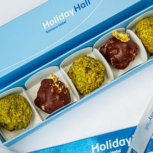 Конфеты ручной работы в фирменной упаковке 