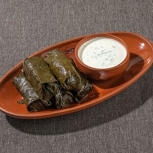 Долма с чесночным соусом
