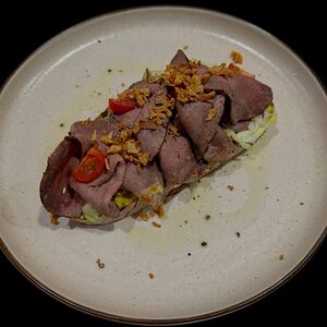 Брускетта с ростбифом