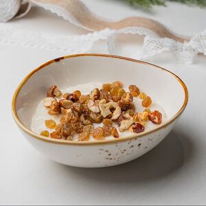 Каша овсяная на молоке с изюмом и орехами