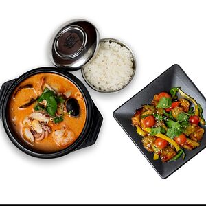 Комбо Конгкуксу том ям и салат из баклажанов Чосон