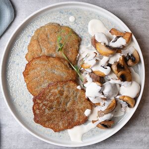 Драники с колбасками и грибами