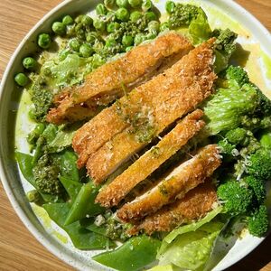 Зеленый салат с куриным бедром в панировке