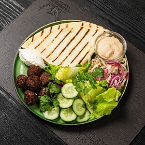 Открытый кебаб с фалафелем и крем-чизом
