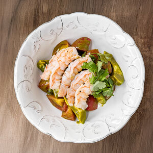 Салат с креветками, авокадо и соусом из кинзы