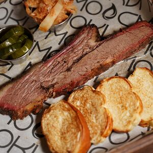 Фирменный брискет с домашней булочкой бриошь и маринадами