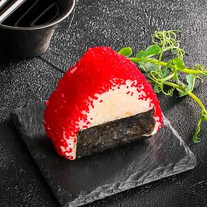 Онигири с тунцом