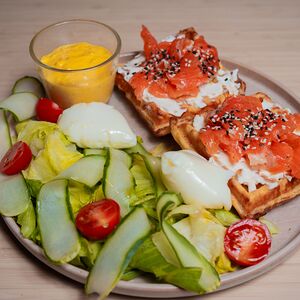 Картофельные вафли с семгой и творожным сыром