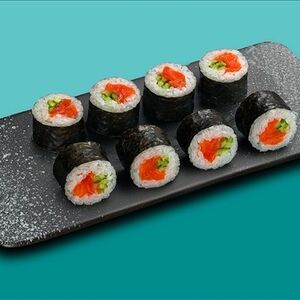 Ролл с копченым лососем и огурцом