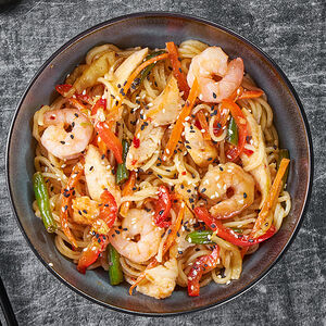 Вок С курицей и креветкой в соусе Чили