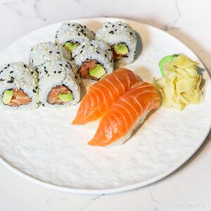 Сет ролл с лососем и нигири лосось