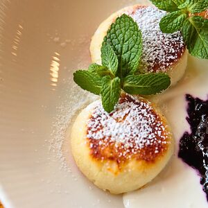 Сырники со сметаной и ягодным вареньем