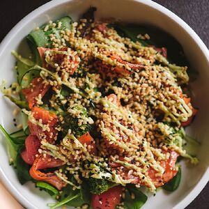 Салат с обожженным лососем, брокколи и луковым соусом