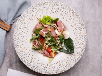 Салат с вяленым мясом и сыром микс