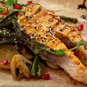 Стейк из красной рыбы с овощами гриль