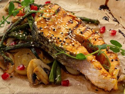 Стейк из красной рыбы с овощами гриль