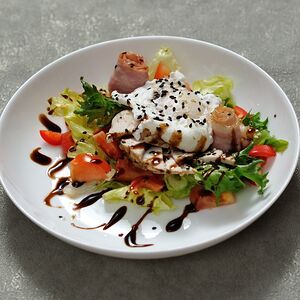 Теплый салат с яйцом пашот