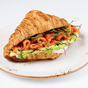 Круассан с красной рыбой пряного посола