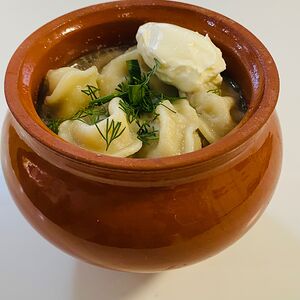 Пельмени с бульоном со сметаной
