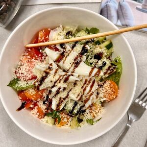 Салат из свежих овощей с маринованным кальмаром