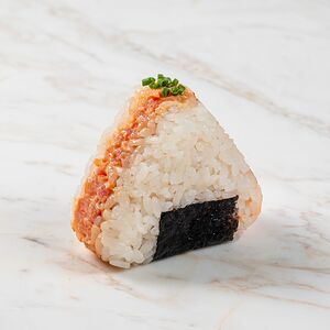 Онигири с тунцом