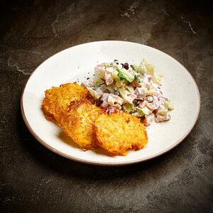 Салат с лососем малой соли и драниками